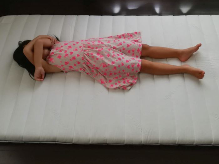 次女がプレミアム高反発マットレス 【SOMRESTA】に仰向けに寝ている写真