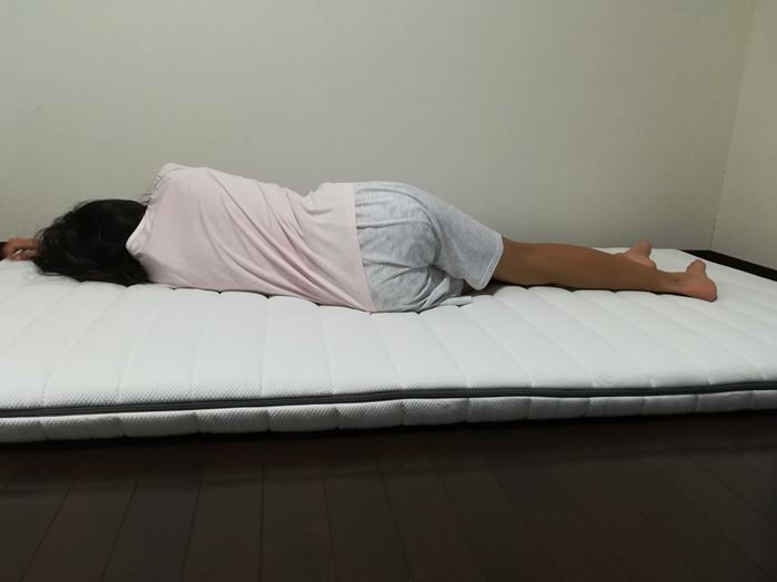 長女がプレミアム高反発マットレス 【SOMRESTA】に横向きに寝ている写真