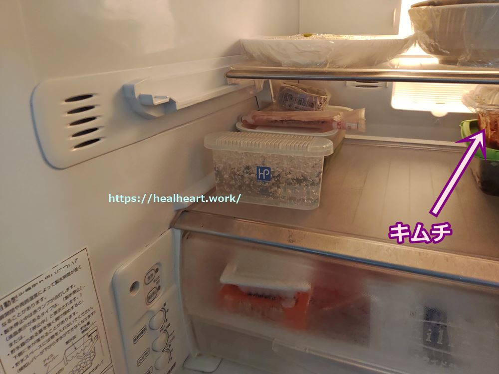冷蔵庫に消臭ゲルを置いている写真