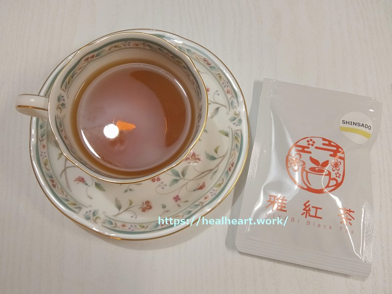 和紅茶（雅紅茶SHINSADO）をティーカップに淹れた写真